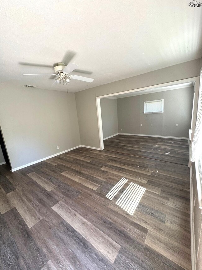 Building Photo - 1422 Tanbark Rd