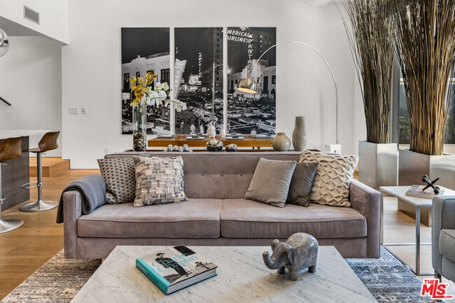 Building Photo - 1250 N Harper Ave