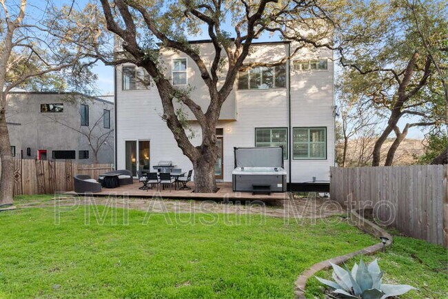 Building Photo - 2612 Carnarvon Ln