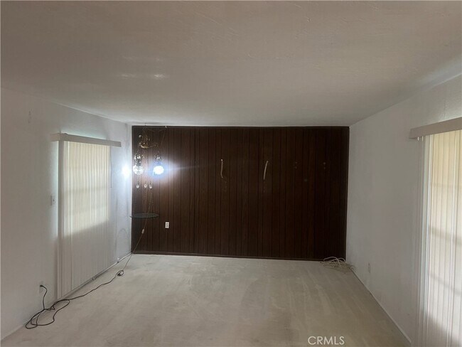 Building Photo - 543 Flores St N