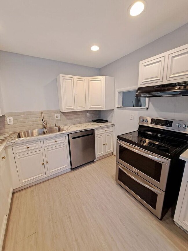 Building Photo - Mid-Century Modern SFH 3-Level, All Utilit...