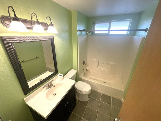 Building Photo - Kahului Ikena Unfurnished  2BR/2BA Unit Available