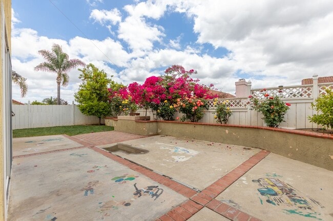 Building Photo - 3BR + Bonus Room | Solar-Powered | Updated...