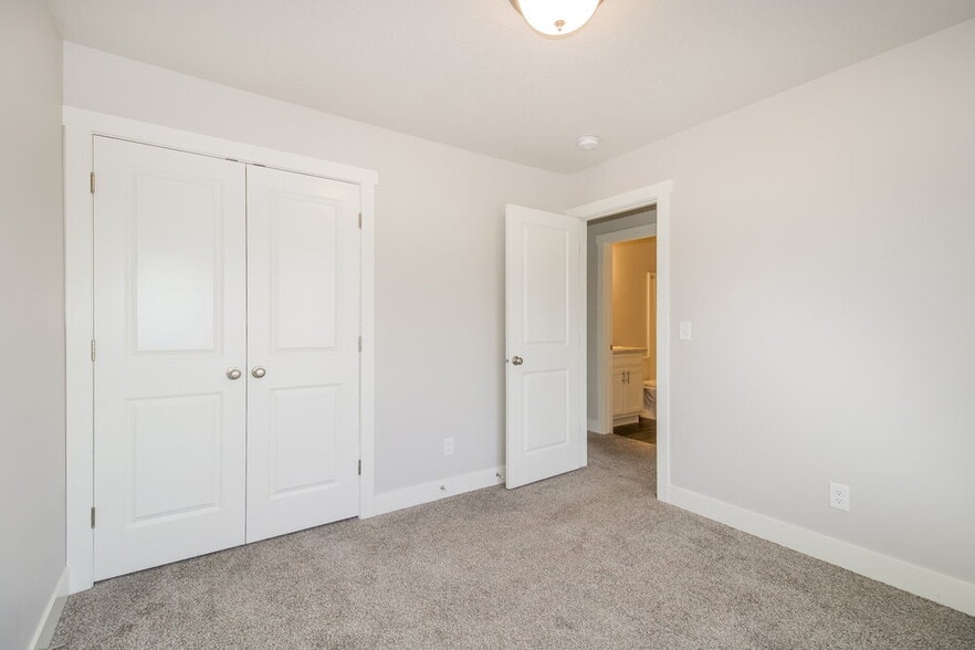 Building Photo - 4621 S W Pk Dr