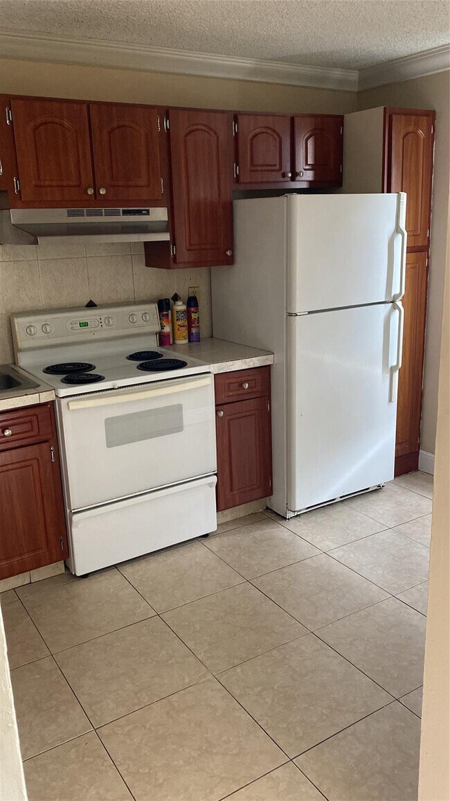 Building Photo - 8105 SW 21st Ct