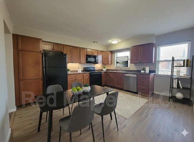 Building Photo - 321-325 Iron St