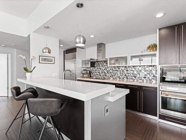 Building Photo - Large Corner Unit at STAR TOWER!