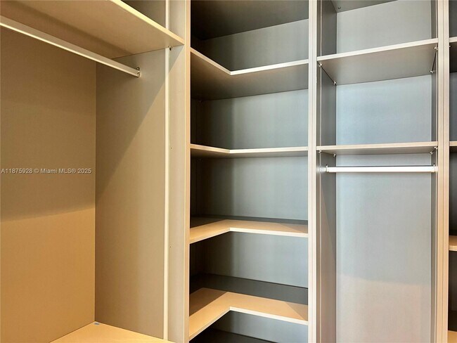 Building Photo - 700 NE 24th St