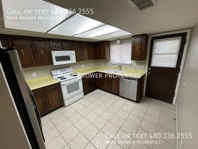 Building Photo - 3229 S Fairfield Dr