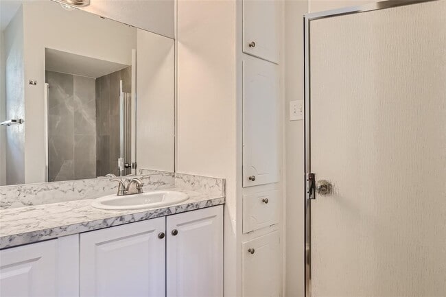 Building Photo - ? Modern 3-Bedroom Bedford Home with Spacious Layout ?