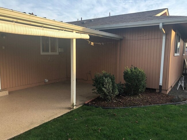 Building Photo - Spacious 3-bedroom, 2 bath home in SE Albany
