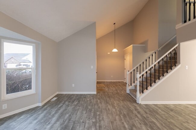 Building Photo - 3 bed 2.5 bath 2 story 2 car attached gara...