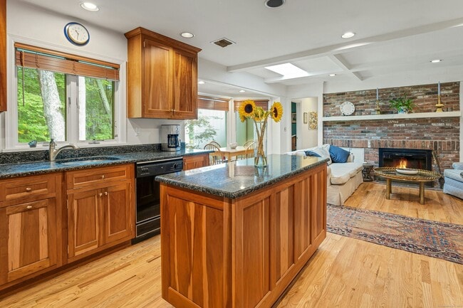Building Photo - 261 Linden Tree Rd