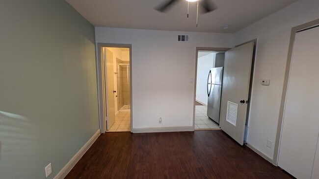 Building Photo - 1010 W 23rd St