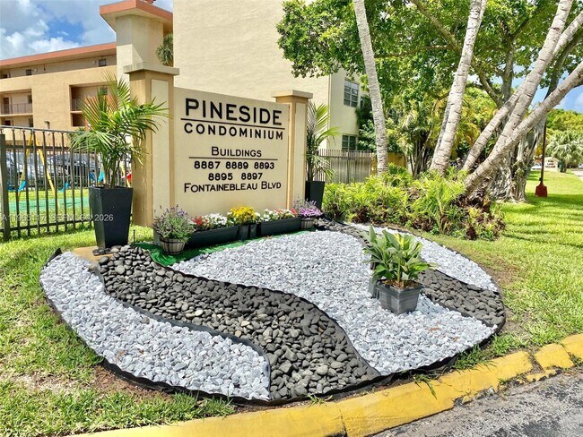 Building Photo - 8897 Fontainebleau Blvd