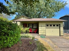 Building Photo - Lovely Home in St Johns with Fenced Yard, ...