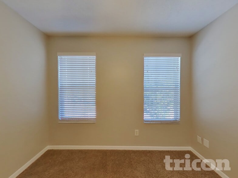 Building Photo - 1627 Chatham Cir