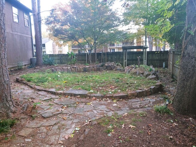 Building Photo - 8 Hickory Ln