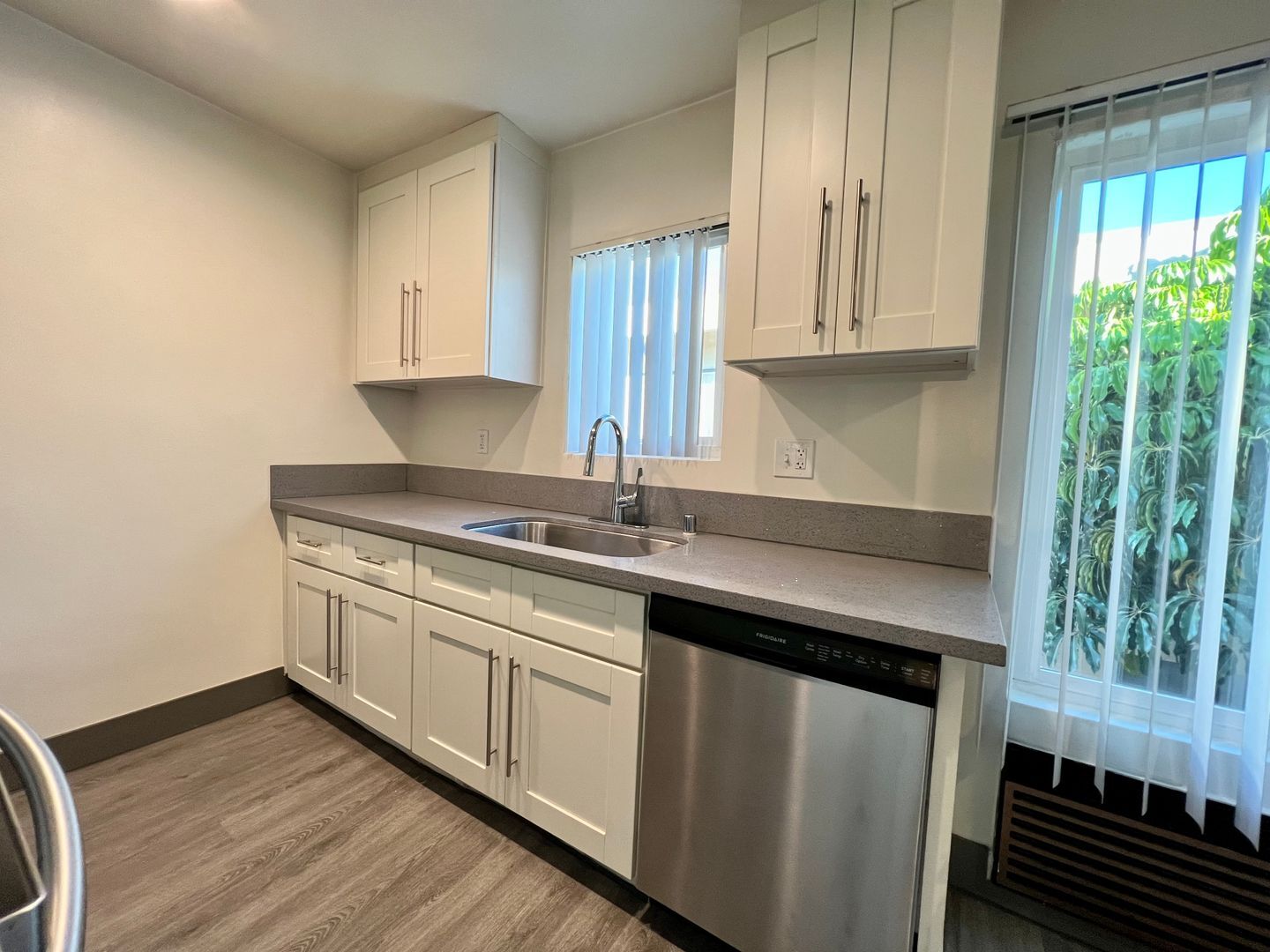 Building Photo - 3359 Mentone Ave