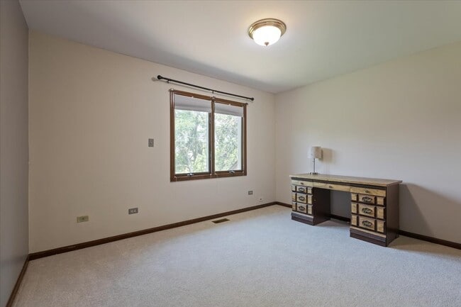 Building Photo - 1055 Knollwood Ln