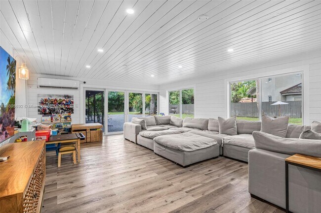 Building Photo - 6830 SW 69th Ave