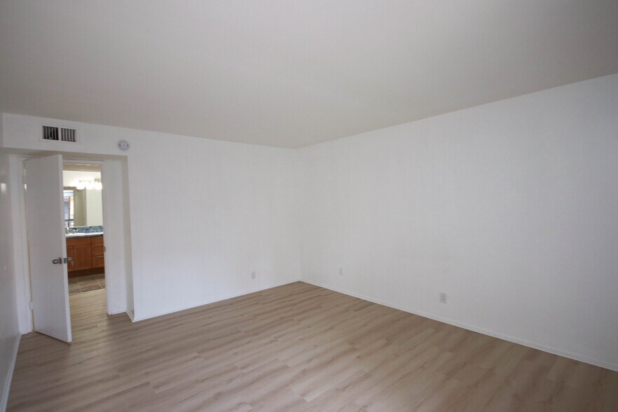 Building Photo - 1127 E Del Mar Blvd