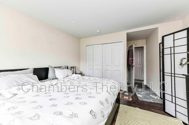 Building Photo - 10570 Main St