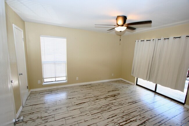 Building Photo - 17331 Red Oak Dr