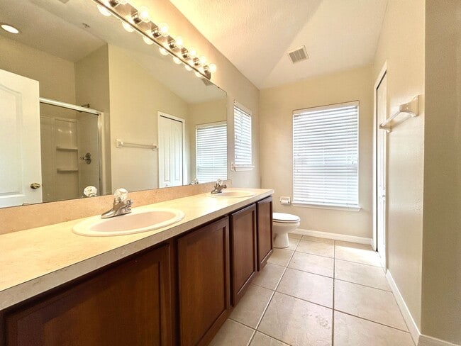 Building Photo - Beautiful Townhome in Lake Nona