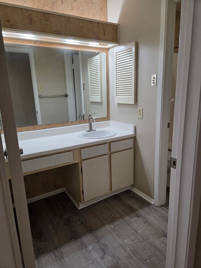 Building Photo - Spacious 4 Bedroom Ranch