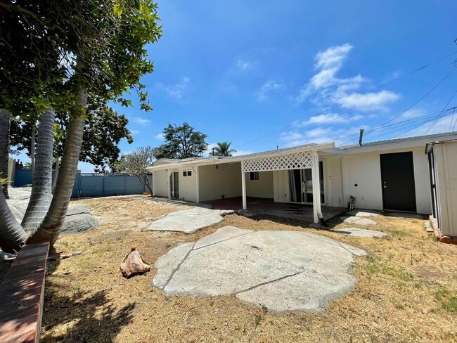 Building Photo - Gorgeous 3 Bedroom 2 Bathroom Home In Lemo...