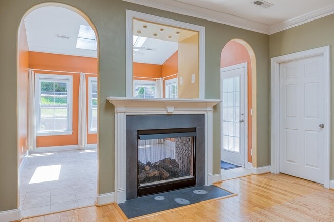 Building Photo - 3 Bedroom, 3 Bathroom Winston Salem Townhome