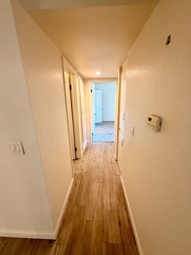 Building Photo - Updated 2 Bed, 2 Bathroom Condo For Rent w/ Parking! - South Coast Metro