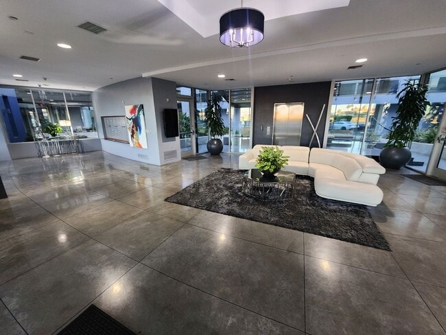 Building Photo - Exceptional Two Level 3 bedroom Condo in upscale Luxe Lofts