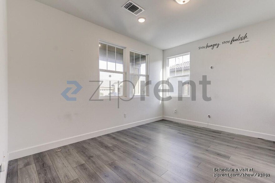 Building Photo - Unit
