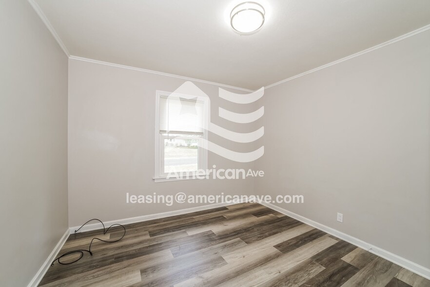 Building Photo - 1316 W West Aire Ave