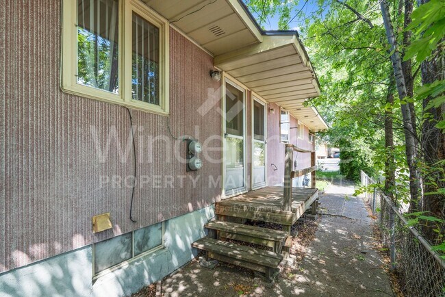 Building Photo - 902 E Rockwell Ave