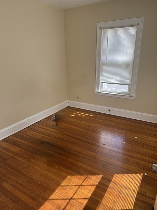 Building Photo - 883 Farmington Ave