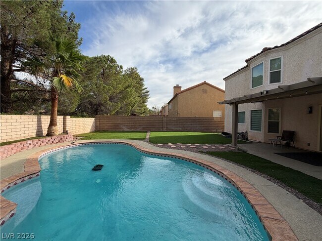 Building Photo - 2724 Monrovia Dr