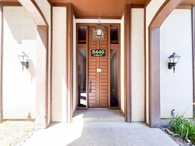 Building Photo - 2 BR/1BA | Newly Renovated Unit | | Fenced Backyard | Covered Carpot Parking