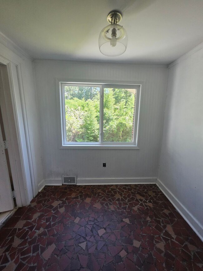 Building Photo - 1241b Johnson Ave