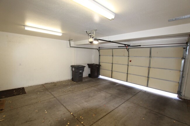 Building Photo - 3-Bed / 2.5-Bath Townhome in Boulder Point Near FUTS Trails