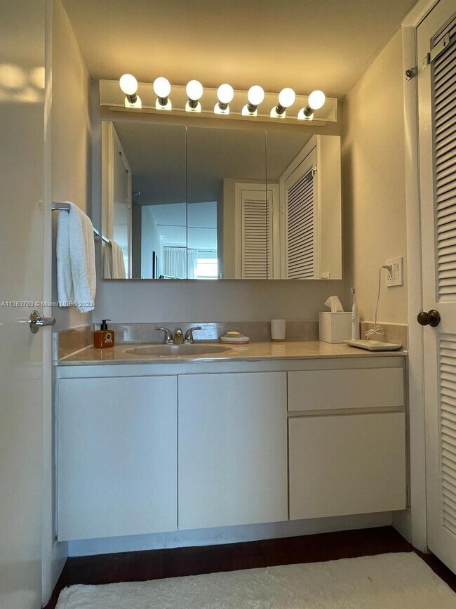 Building Photo - 10000 W Bay Harbor Dr