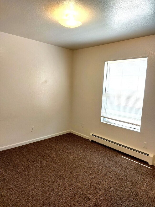 Building Photo - 4 bedroom