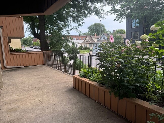 Building Photo - Gorgeous Modern Condo with Private Patio, ...