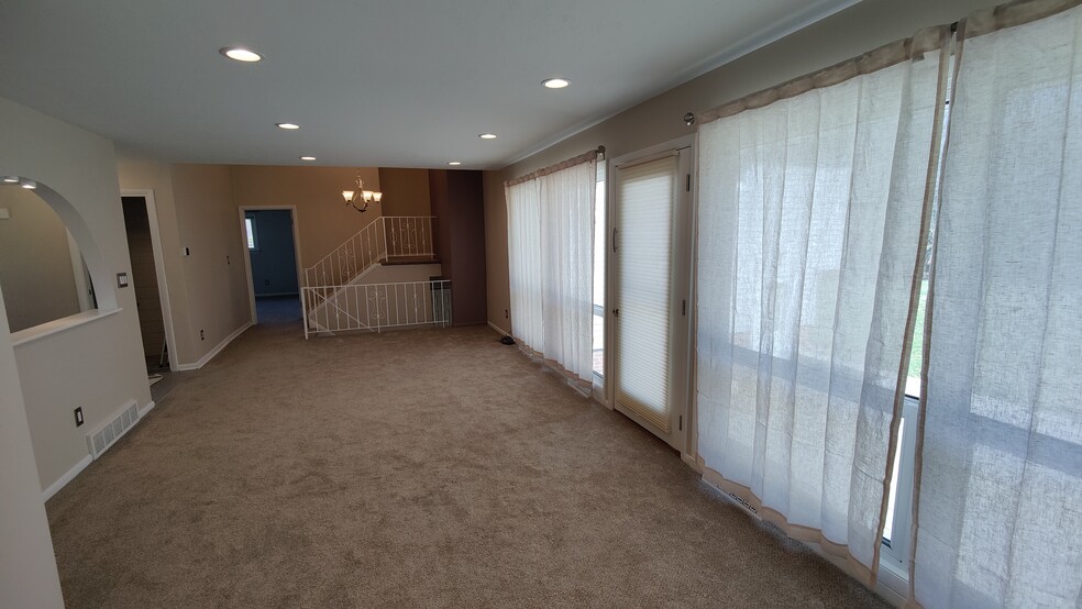 living room - 2527 Richmond Rd