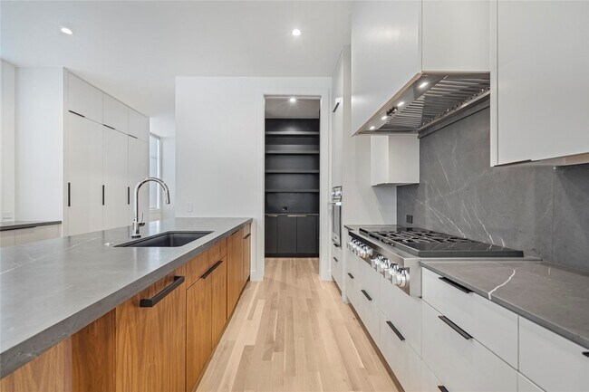 Building Photo - 3619 Springbrook St