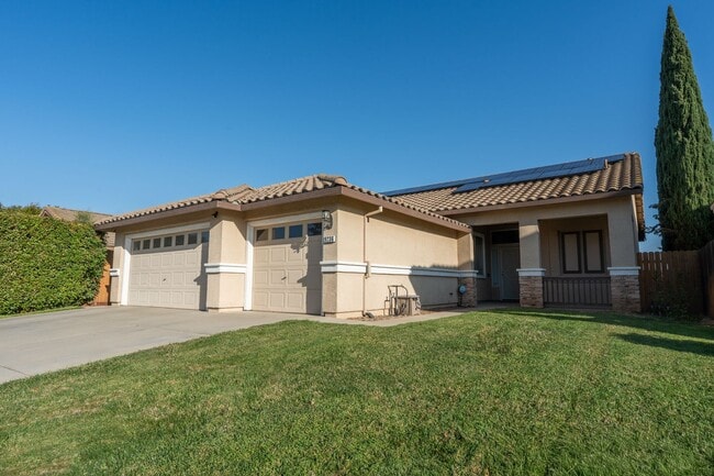 Building Photo - Stunning 3 Bedroom 2 Bath Home