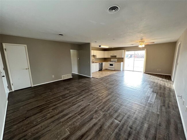 Building Photo - 817 S Kelly Ave