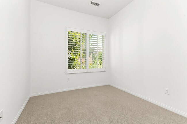 Building Photo - Paseo del Sol Charmer with Private Yard and Community Pool